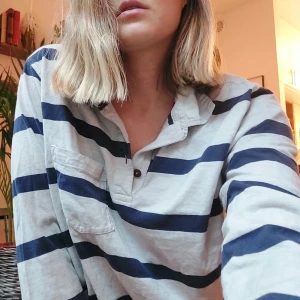 Randig tröja - Mysig randig tröja med krage. Storlek xl, sitter snyggt oversize 🤍