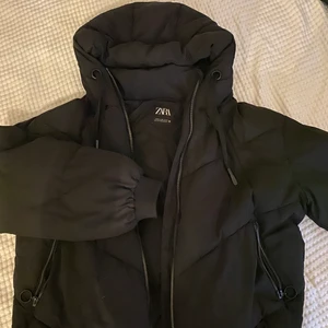 Zara jacka  - Säljer min fina jacka från Zara. Använd under bara några få tal gånger förra vintern och är i bra skick🖤 Sänkt pris!!!!