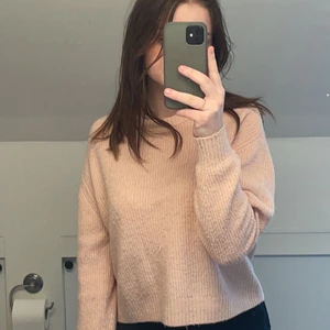 Stickad tröja - Jättefin stickad rosa/beige tröja pga att den inte kommer till användning! Jättefint skick, använd ca 3 gånger🤍