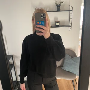 Svart stickad tröja  - Svart stickad tröja med puffärmar från Ivyrevel, strl står inte men jag är vanligtvis 36/S & denna passar mig. Använd men i hyfsat bra skick! 🌟 