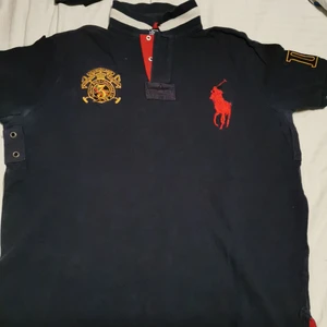 Ralph Lauren tröja  - Jättesnygg Ralph Lauren tröja som köptes för ca 2000 på Johnells eller Care of Carl. Den är använd men har ej synliga fläckar eller skador. 100% äkta. Kolla i min profil för att se fler liknande tröjor från samma märke. Kontakta mig vid paketpris mm. Köpare står för frakt 