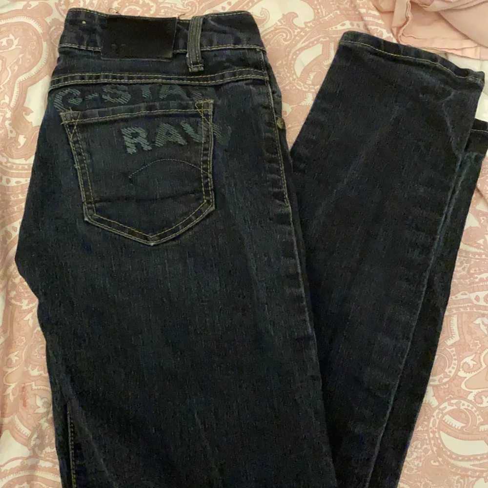 Super snygga lågmidjade jeans från sellpy som ej kommer till andvänding💖. Jeans & Byxor.