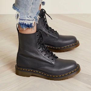Dr Martens Pascal - Använda en gång! Säljes pga köpt andra vinterskor. Kommer med kartong. Mjukt och skönt skinn, formar sig fint efter foten och är inte lika stela och hårda som klassiska Martens. Nypris 2000kr. Skriv för fler bilder! Ok att pruta :) 