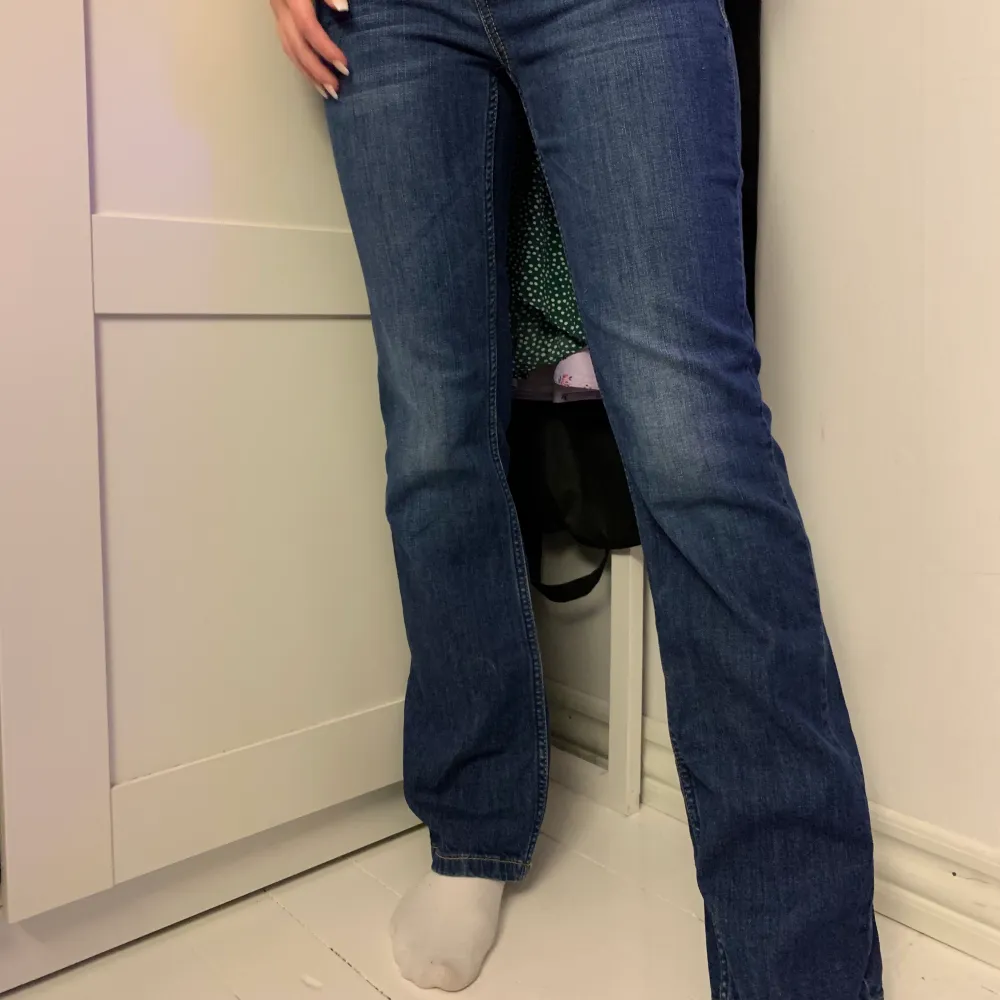 Jättecoola vintage jeans med lågmidjat från Esprit 1994! Jeansen är i mycket bra skick men är lite stora i midjan på mig som har XS-S. Dom är i storlek W27 L32. Frakt tillkommer!. Jeans & Byxor.