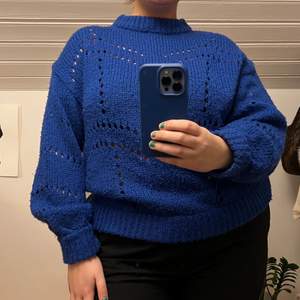 Stickad tröja i fin kornblå färg från Gina tricot. I använt skick, ganska nopprig därav billigt pris. Stl M 💙