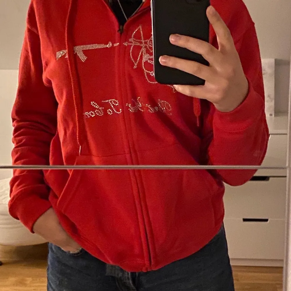 !INTRESSEKOLL! Säljer den här slutsålda röda koftan med rhine stones i storlek S. Alla diamanter/stenar sitter kvar. Ny pris är 599kr+tull och den är slutsåld. (Lånade bilder) SÄNKER EJ PRISET!. Hupparit & Collegepaidat.