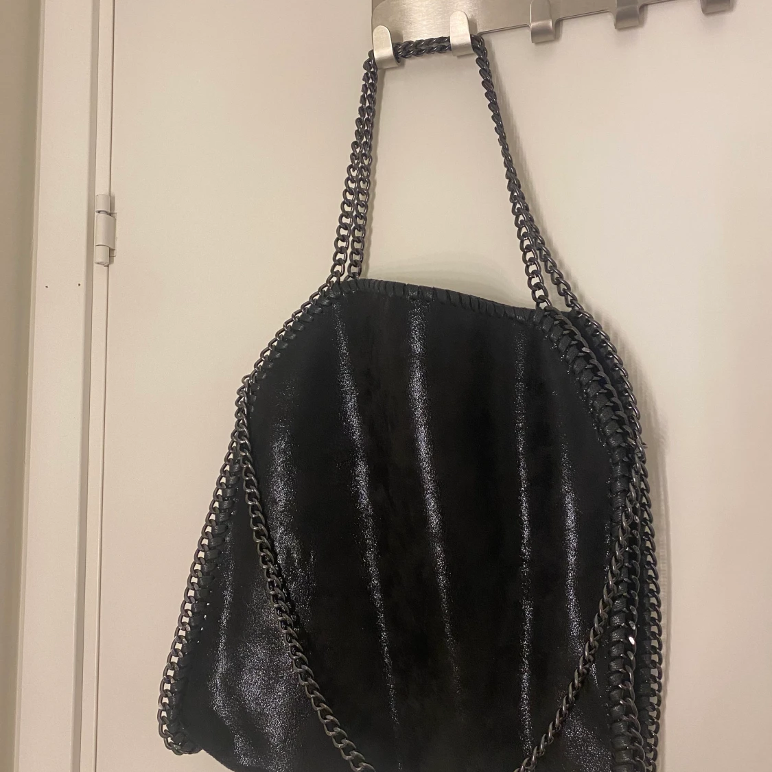 Axel väska svart med kedja