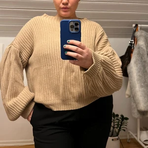 Stickat - Stickad tröja från NAKD i beige. Superfina lite vidare ärmar och en båtformad ringning. Stl M