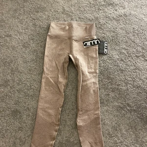 Tighst - Säljer mina tränings tights som ni ser aldrig är använda, lappen är kvar. Passar en xs/S, dem är endast provade och sitter jätte fint. Kan fraktas men köparen står för frakt 