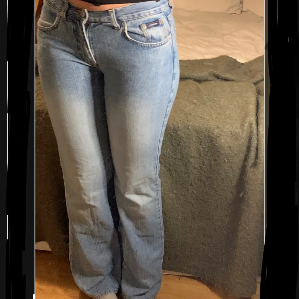 Lågmidjade bout cut jeans från Dobber. Skit fina och passar som en smäck. Inneben 80cm midjemått 75 cm . Jeans & Byxor.