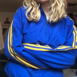Adidas jacka - Cool adidas windbreaker, bra skick köpt på Beyond Retro. Bara att skriva om du har några frågor💕