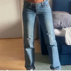 Weekday arrow low rised jeans - Säljer mina lågmidjade byxor från weekday då är förstora i midjan. Storlek 24/30. Använda en gång så i nyskick. Lånade bilder men kan skicka egna privat vid seriöst intresse☺️