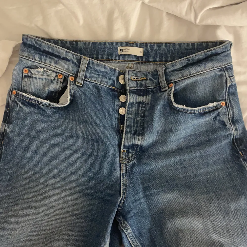 Ett par blåa jeans från Gina i storlek 38. De går typ precis till naveln och är till ankeln på mig som är 172cm.. Jeans & Byxor.