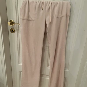 Juicy byxor🤎 - Säljer dessa sjukt snygga byxor från juicy couture! Säljer då de har blivit förstora för mig. På lappen står det xs, men skulle säga att dessa passar S-M. Slitningar vid bandet runt midjan därav det väldigt låga priset. Vid snabbaffär kan jag gå ner lite i pris💗 OBS äldre modell som är utan fickor!