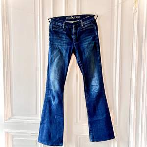 Supersnygga mörkblåa Lågmidjade jeans i bra skick från MIH jeans. Säljer för att dom tyvärr har blivit för små! Skriv för fler bilder och detaljer 💓 köparen står för frakt. 