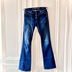 Lågmidjade jeans  - Supersnygga mörkblåa Lågmidjade jeans i bra skick från MIH jeans. Säljer för att dom tyvärr har blivit för små! Skriv för fler bilder och detaljer 💓 köparen står för frakt. 