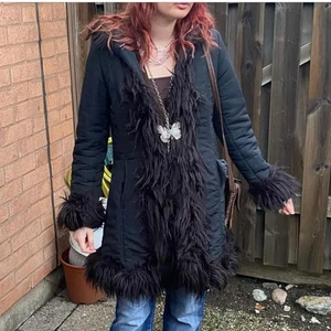 Svart jacka med päls detaljer  - Säljer denna jacka!! Hör av dig om du är intresserad eller har några frågor! Kram💞