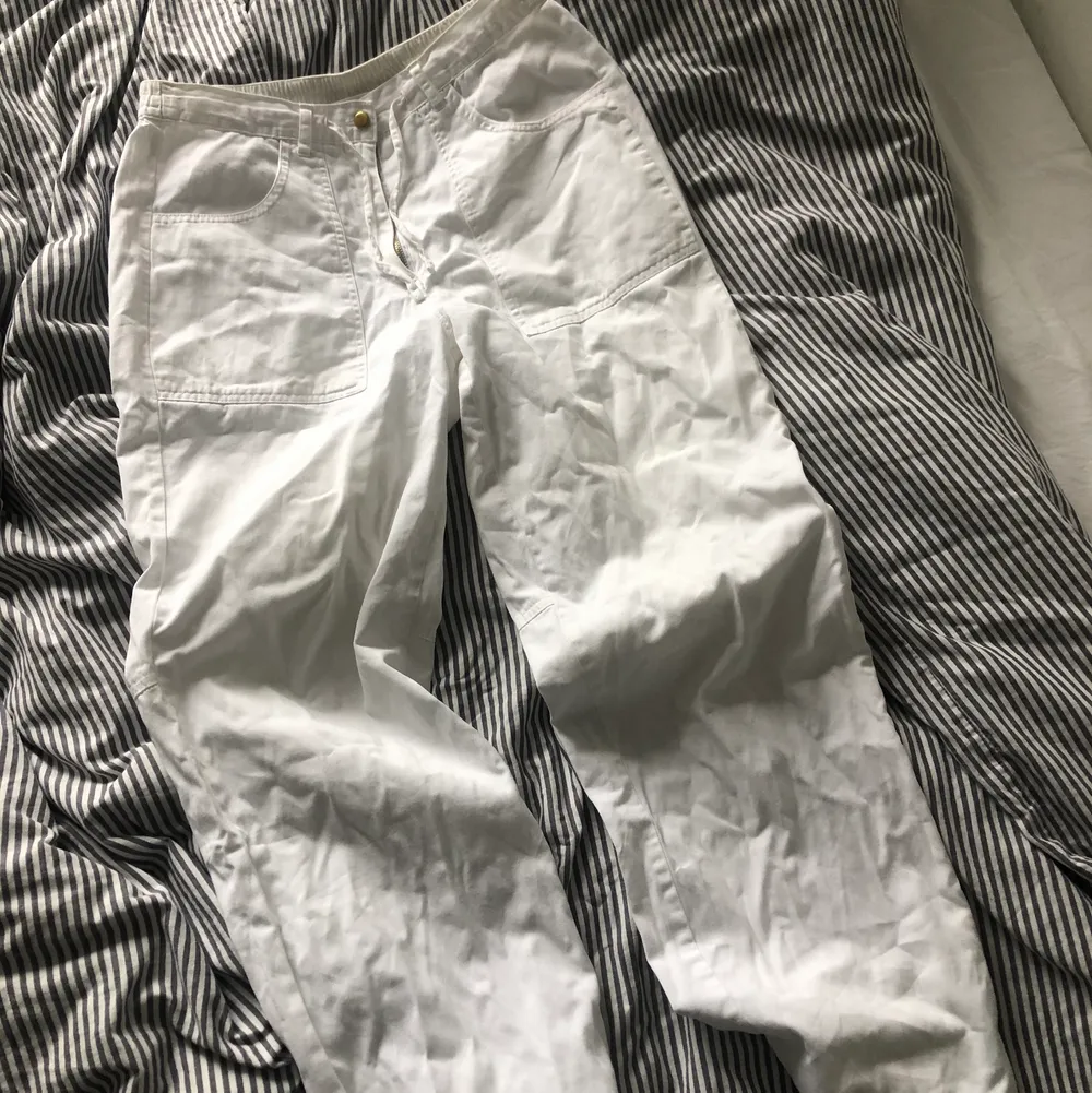 Vita byxor i 100% bomull med coola detaljer! Säljer då jag har för många vita byxor och dessa är lite för små för mig.. Jeans & Byxor.