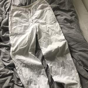 Vita byxor i 100% bomull med coola detaljer! Säljer då jag har för många vita byxor och dessa är lite för små för mig.