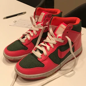 Nike dunks high - Säljer ett par Nike dunks high storlek 37,5 i bra skick! Modell Maharam.   Köpare står för ev frakt Så länge annonsen finns kvar finns skorna kvar.