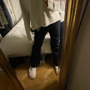 Mörkblå bootcut - Snygga bootcuts som är mörkblå med bruna sömmar