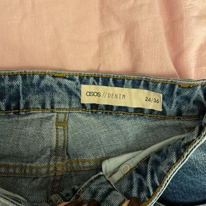 Jeans - Super snygga långa, raka jeans från asos. Säljer då de tyvärr blivit för små för mig 😢 Superfint skick! 💞
