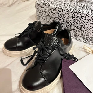 Eytys - Säljer dessa snygga Eytys i storlek 39. Tyvärr lite för stora för mig, endast använt ett fåtal gånger. Dustbag, snören osv som syns på bilden medföljer. 