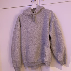 Ginatricot hoodie - Basic grå hoodie som jag ÄLSKAR. Tyvär för liten för mig men rekommenderar verkligen. Passar till allt möjligt. +frakt‼️