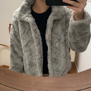 Fluffig jacka - Jättelen fin jacka (fuskpäls) från märket vero Moda. Köptes för 500kr! (Pris kan diskuteras