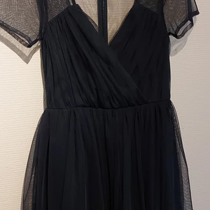 Klänning för fest strl 36/38 - Fin klänning för fest. Julfest🌲? Strl 38, men mer som 36. Kjoldel är fodrad. Mörkblå. Från ASOS. Använd en gång  så i absolut nyskick. 