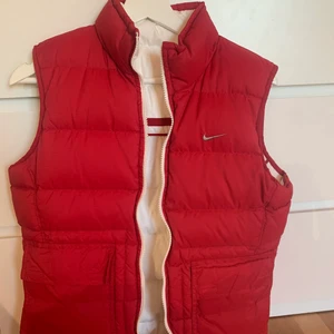 Nike väst - Säljer min Nike väst! Kan användas på båda hållen. Köparen står för frakten! Köp direkt för 500kr❤️