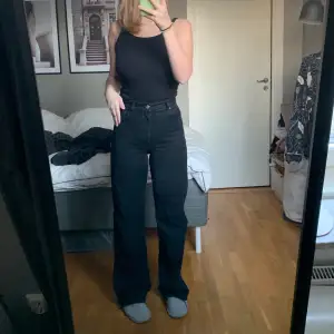 Svarta jeans ifrån zara i storlek 38! Högmidjade och långa. 