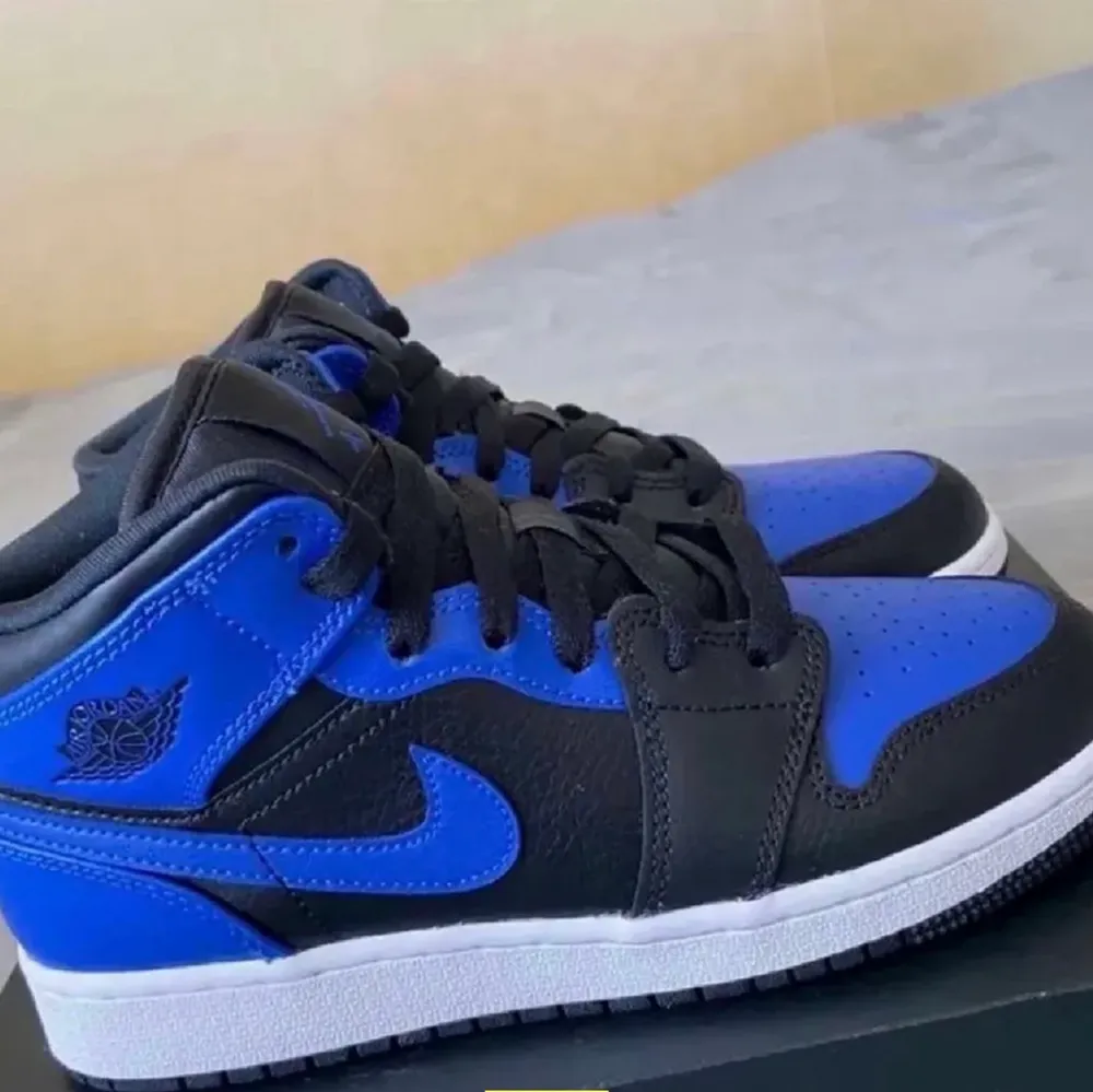 Säljer mina Jordan 1 hype royal endast använd en gång. Köpte från restocks 2000kr nypris 1500kr. Skor.