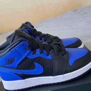 Säljer mina Jordan 1 hype royal endast använd en gång. Köpte från restocks 2000kr nypris 1500kr