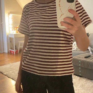 T-shirt  - Skön randig tisha i vit & vinröd❤️‍🔥, storlek xs