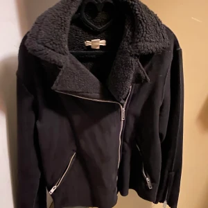 Jacka från h&m - Svart bikerjacka i fakemocka stl s