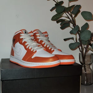 Air Jordan 1 Mid Metallic Orange - Air Jordan 1 Mid "Metallic Orange" Storlek: 8,5 / 42 Cond: 9.5 / 10 (Minimal heeldrag och creasing) Köpare står för frakt, annars pickup.  Pm vid frågor! Självklart äkta.