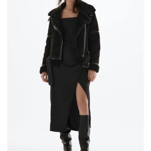 Zara jacka - En fin vinterjacka från Zara. Storlek L men liten i storlek, speciellt med stickad tröja under osv. Den är använd 2 gånger, fick i present efter att bytesrätt gått ut. Finns i butik idag för 859, jag säljer för 500kr. Obs lånade bilder, skriv för fler bilder. 