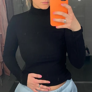 Ribbad polo - Ribbad svart polotröja från Nelly, så fin passform och väldigt skön ❤️‍🔥 väldigt sparsamt använd och fint skick!