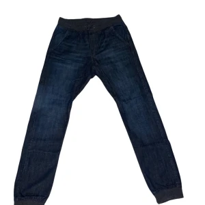 Jeans från H&M storlek 170 - Jeans från H&M storlek 170 med snörning i midjan