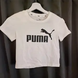 Vit croppad puma t-shirt. Oanvänd i storlek xs. 40kr plus frakt