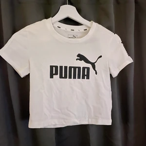 Puma t-shirt strl xs - Vit croppad puma t-shirt. Oanvänd i storlek xs. 40kr plus frakt