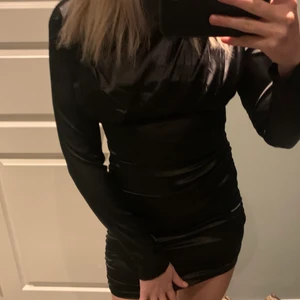 Klänning  - Så fin klänning från Shein, aldrig använd då den var lite för liten på mig. Gör sig inte riktigt rättvis på de 2 första bilderna så man ser bättre hur den ser ut på sista bilden❤️‍🩹 perfekt till nyår!! Nypris 189kr