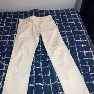 Levi’s Jeans Beige - Regular fit. 34 i storleken men jag som är 32/31 funkade det med bälte utan några problem. Använt bara 2ggr. 10/10 skick