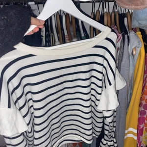 Randig tröja  - Jättesöt blårandig tröja med volang från zara!!!! I storlek s men lite oversized så passar alla storlekar! ❣️⭐️💥