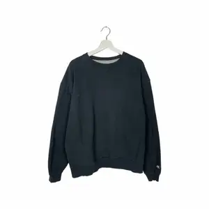 En vintage 90-tals sweatshirt med oversized fit i tjockare bomullsmaterial. Färg: mörkblå  Oversized fit  Storlek L  