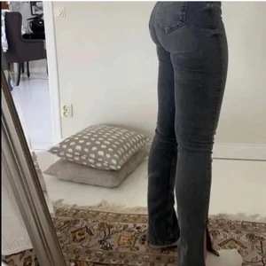 Jeans med slits från Zara - (BUDA 10KR ÖVER SENASTE BUD) Här har vi ett par mycket fina mid rise jeans från Zara med slits nere vid fötterna! Dom är använda mycket få gånger (max 3 ggr) och ser precis ut som nya. Första bilden är lånad då jag säljer dessa pga att dom är för små, så på mig ges inte jeansen någon rättvisa. Mycket fint skick!💓
