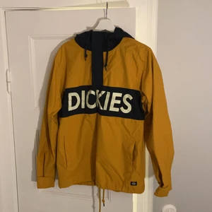 Dickies jacka  - Dickies half zip jacka knappt använd. Storlek s 