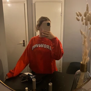 Röd tjocktröja  - Röd tjocktröja ifrån monki med vit text! Fint skick.