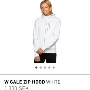 Sail racing zip  - Tänkte sälja min sail racing zip tröja då den inte använts, använd 1-2 gånger. Köpte i somras för 1300. Köparen står för frakten